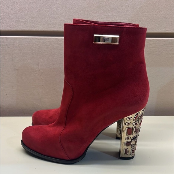 MADE IN ITALY MARINO FABIANI Chic Red Heeled Boots with Decorative Heel - Picture 6 of 8